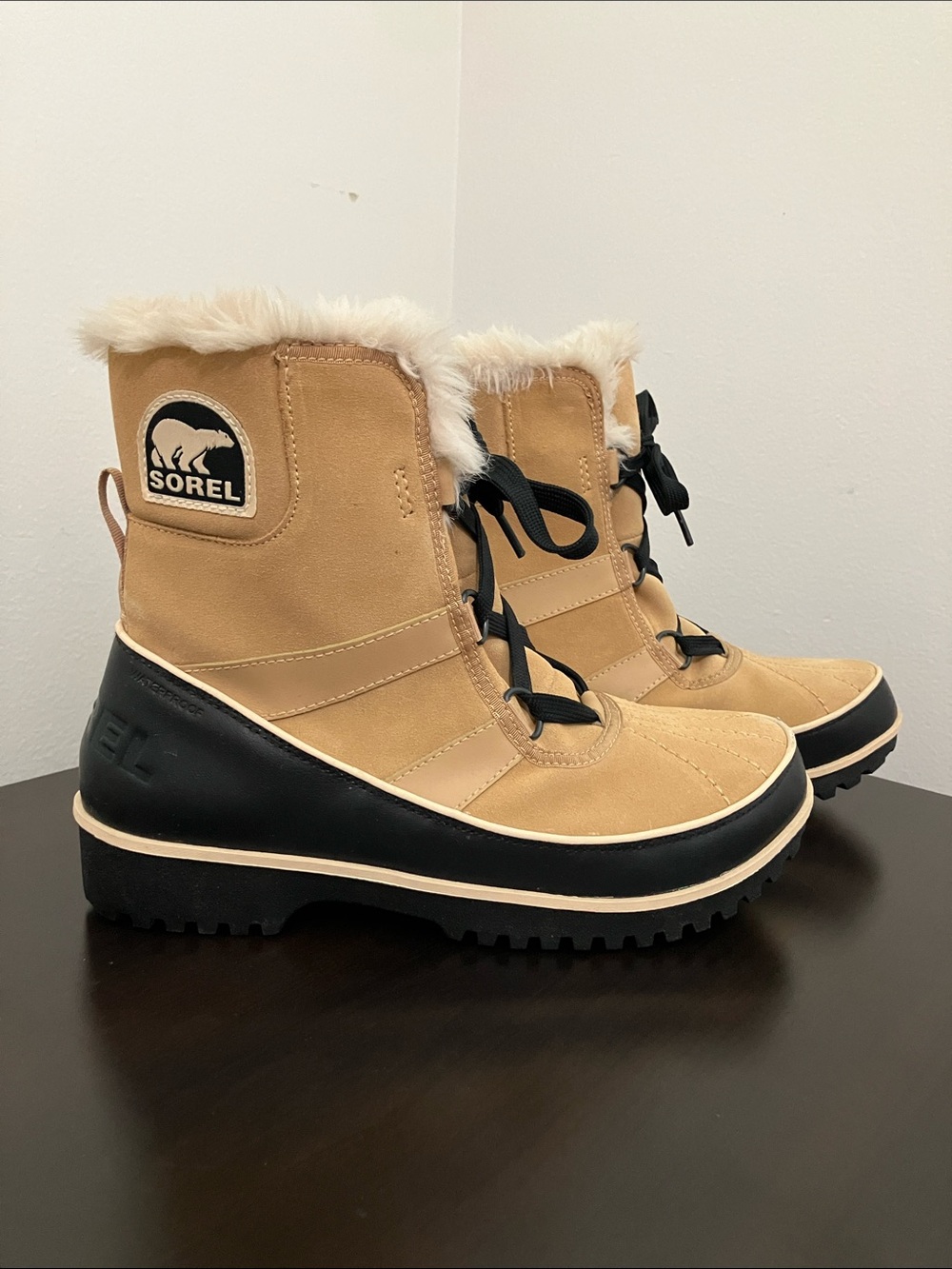 Sorel Women's Tan and Black Lace-Up Winter Boots